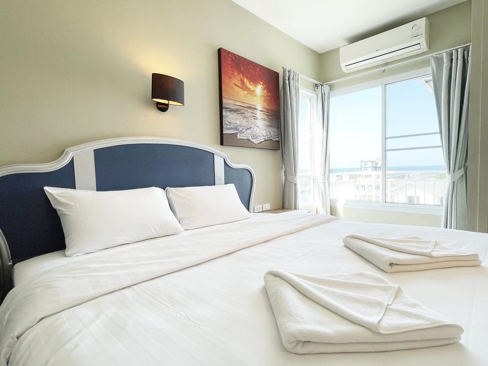 Photo of the whole room, Bedroom