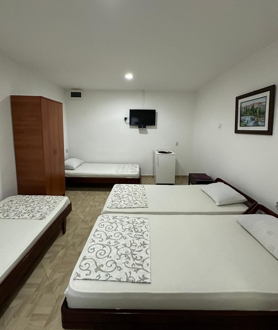 Bed, TV and multimedia, Photo of the whole room, Bedroom, wardrobe