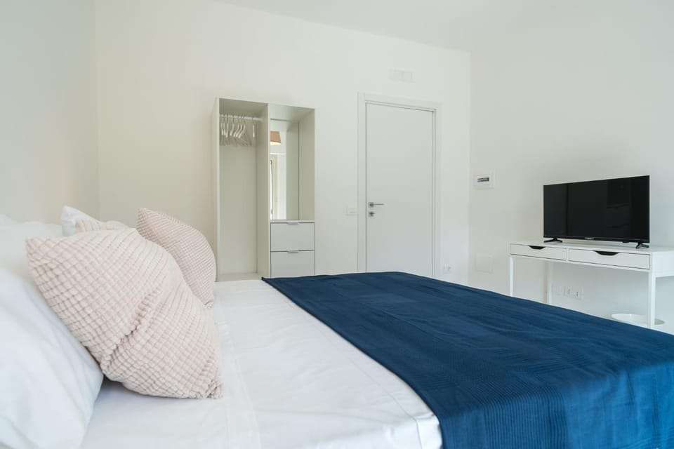 Bed, TV and multimedia, Photo of the whole room, Bedroom