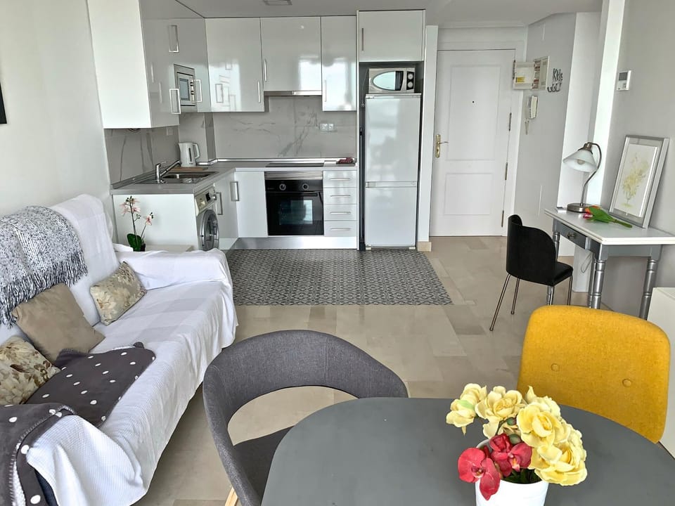 Kitchen or kitchenette, Living room, Seating area, Dining area, fireplace, minibar, pet friendly, stove, air conditioner