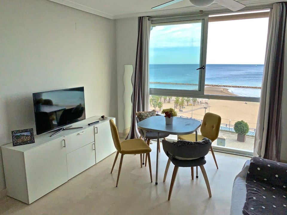 Communal lounge/ TV room, Natural landscape, TV and multimedia, Living room, Seating area, Dining area, Beach, Sea view, fireplace