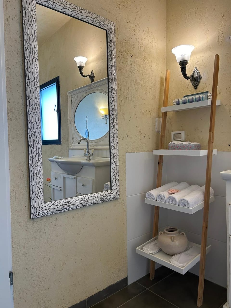 Bathroom, towels