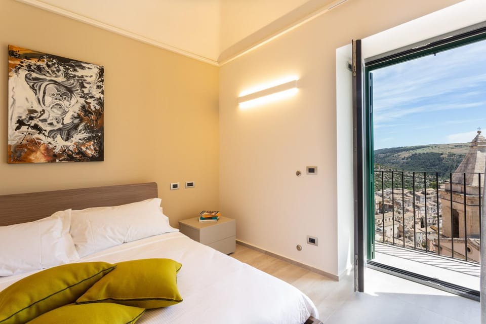 Bed, Balcony/Terrace, Photo of the whole room, Bedroom, City view, Landmark view, Mountain view