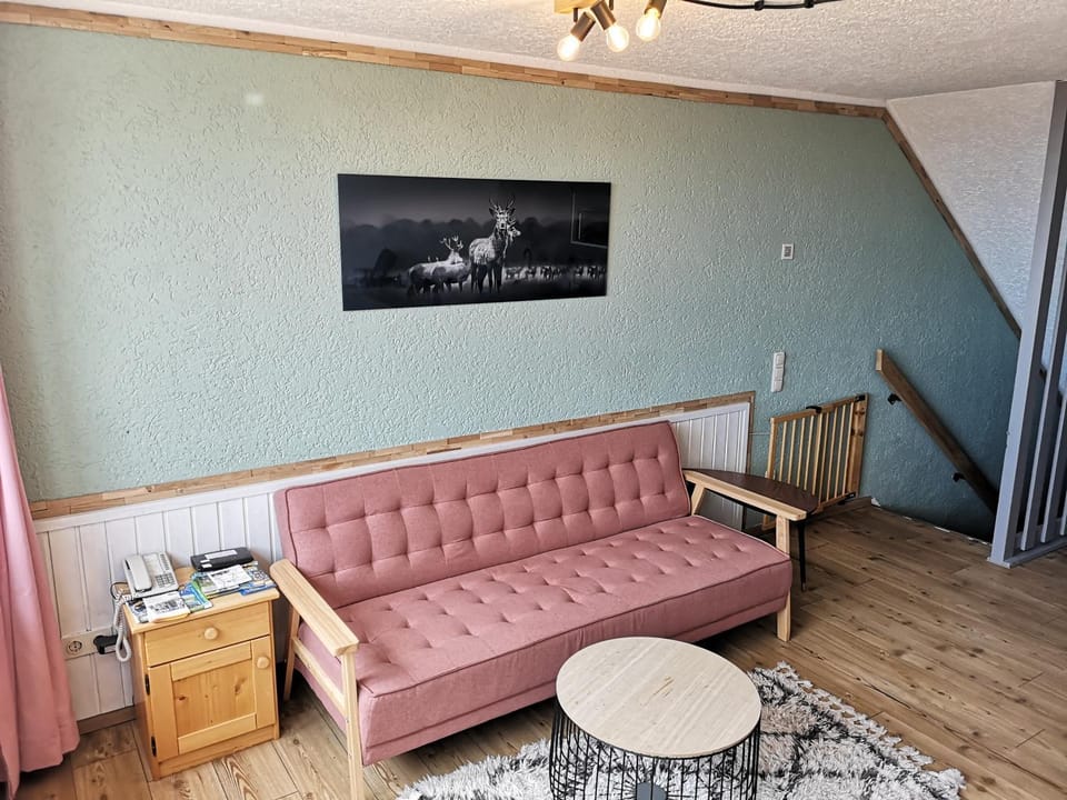 Kitchen or kitchenette, Seating area