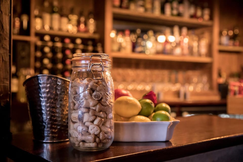 Lounge or bar, Drinks, Alcoholic drinks