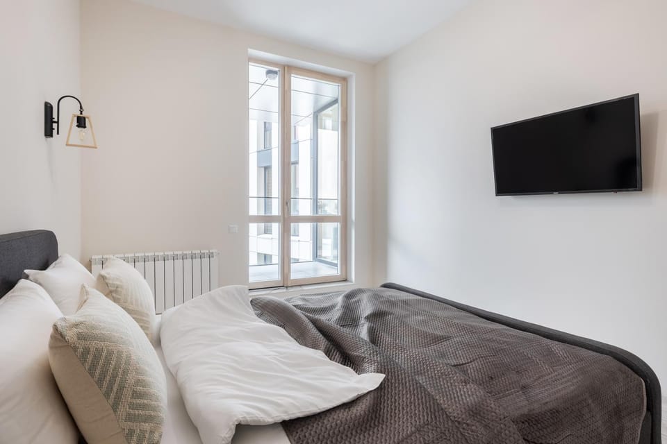 Bed, TV and multimedia, Bedroom