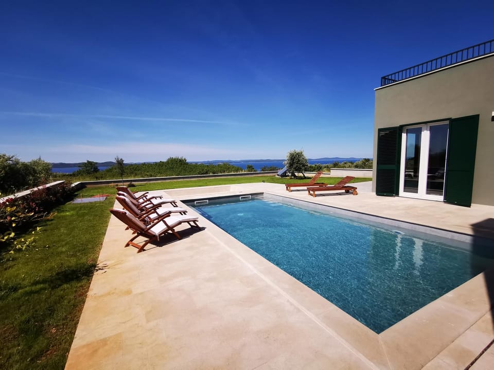 Swimming pool, Swimming pool