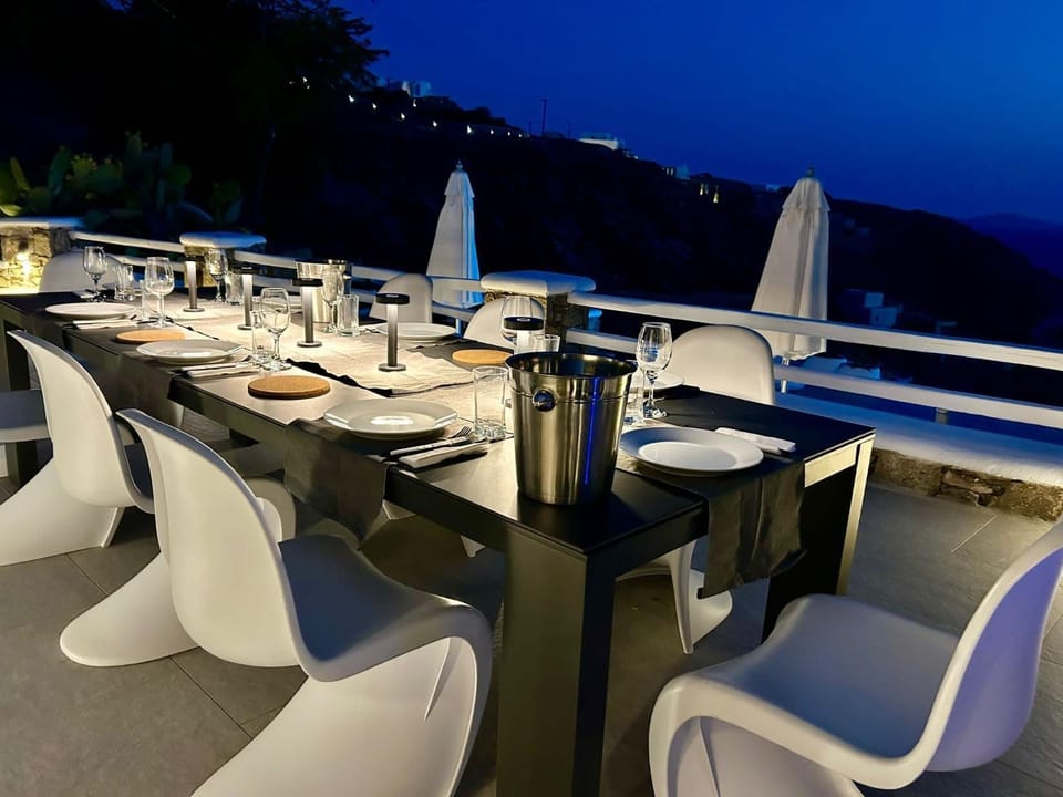 Restaurant/places to eat, Balcony/Terrace