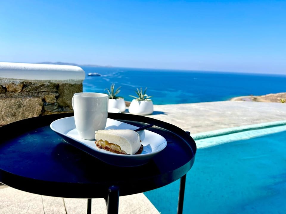Patio, Natural landscape, Hot Tub, Coffee/tea facilities, Balcony/Terrace, Balcony/Terrace, Food and drinks, Dining area, Pool view, Sea view, Swimming pool, Swimming pool, Breakfast, Continental breakfast, sunbed