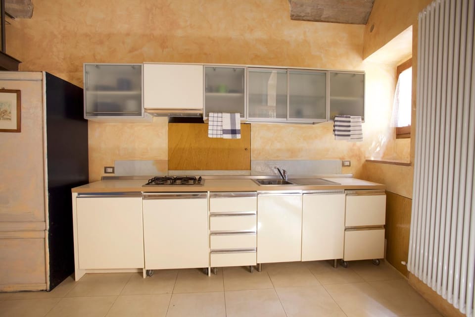 Kitchen or kitchenette, minibar, stove