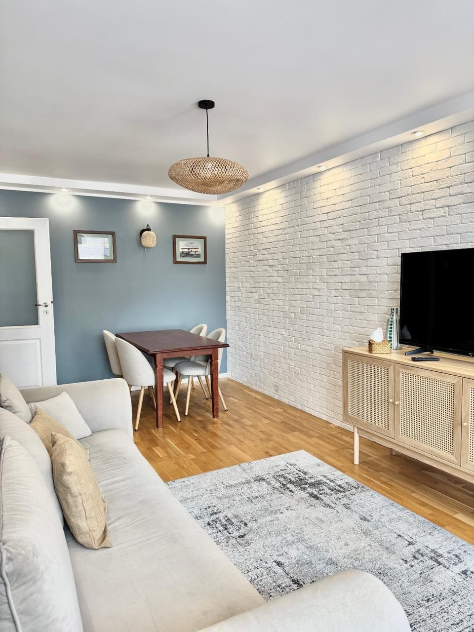 Communal lounge/ TV room, TV and multimedia, Living room, Seating area, Dining area, Evening entertainment