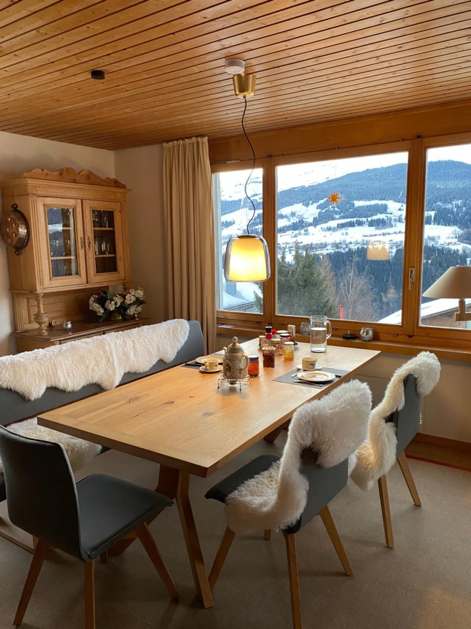 Seating area, Dining area, Mountain view