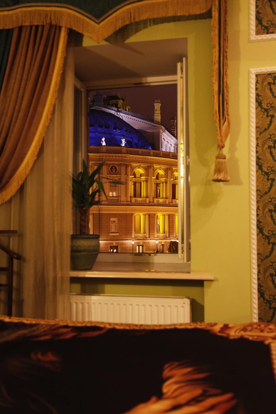 Night, Activities, Game Room, Autumn, On site, Landmark view, Street view