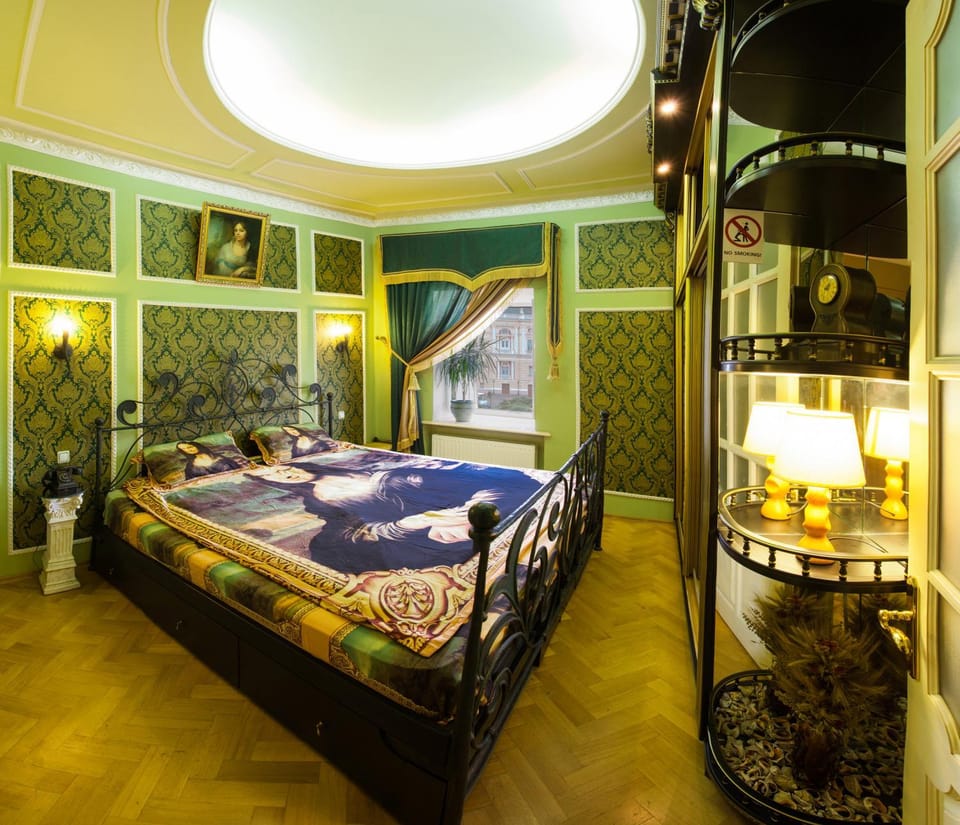 Spring, Bed, Day, Decorative detail, Bedroom, On site, Landmark view, Street view, Street view, Entertainment