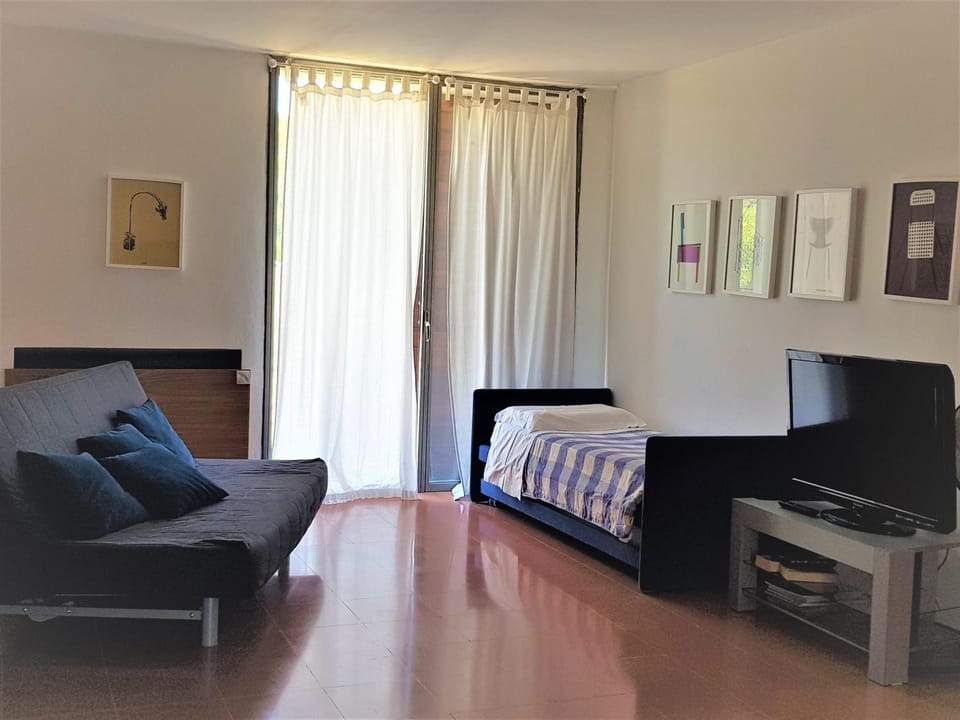 Living room, Seating area, Evening entertainment