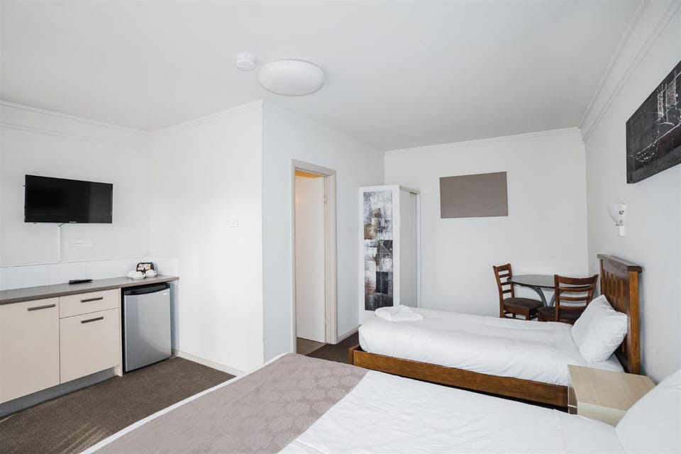 Hurley's Bar & Bistro Hotel in Kyabram
