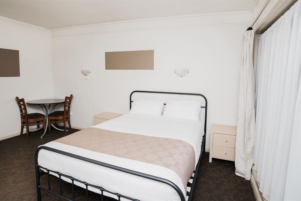 Hurley's Bar & Bistro Hotel in Kyabram