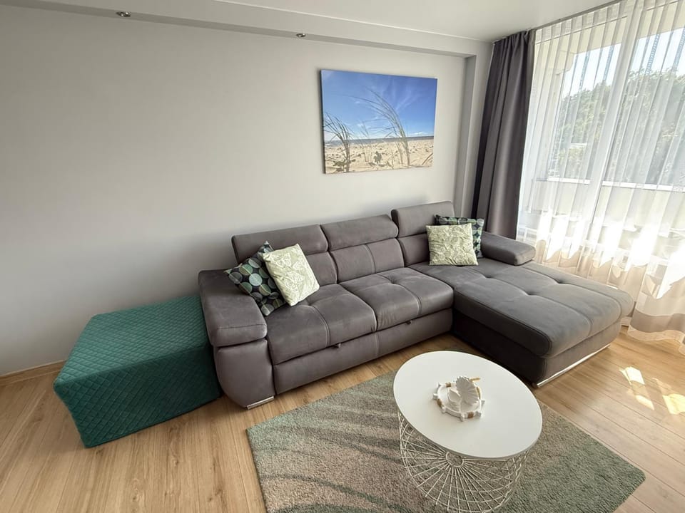 Bed, Decorative detail, Seating area