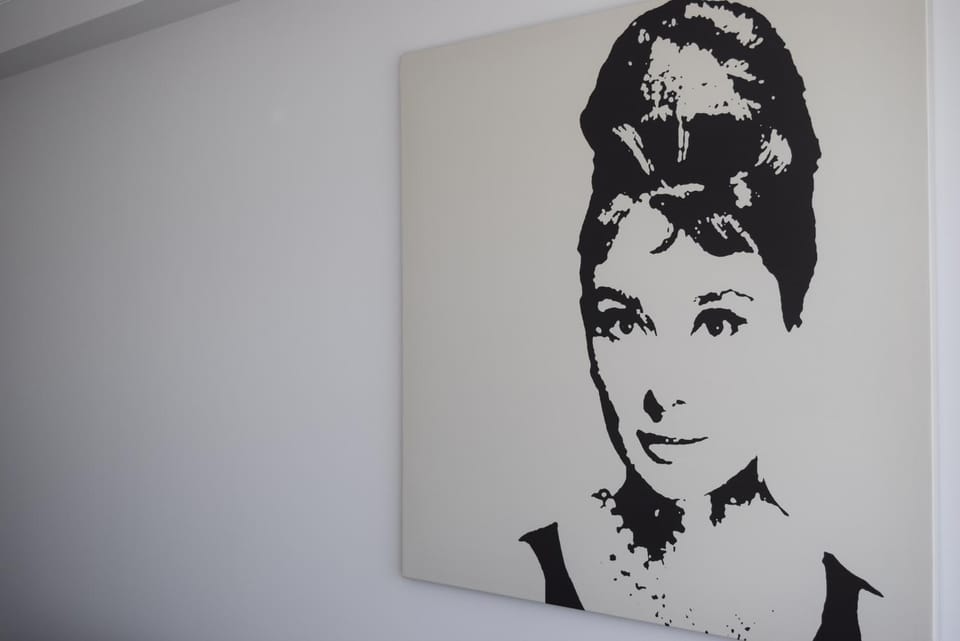 Photo of the whole room, Decorative detail