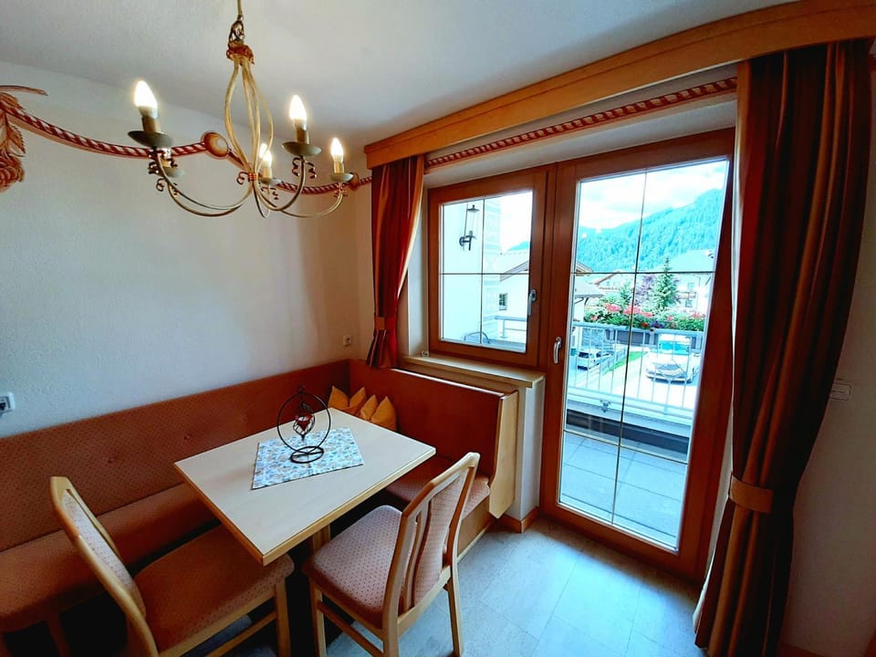 Photo of the whole room, Dining area