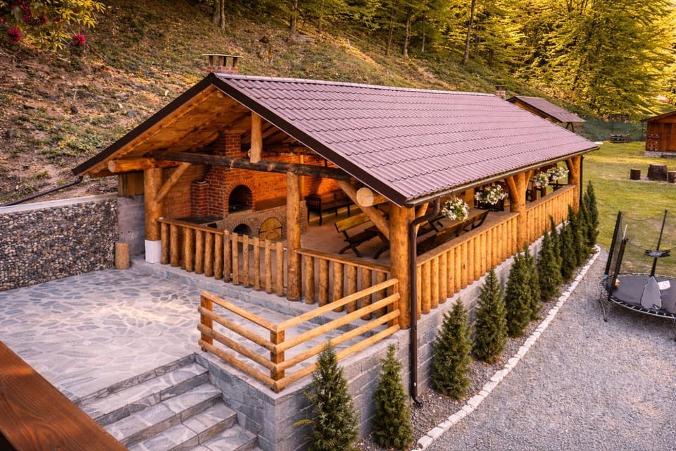 Căbănuțe Izbândiș Campground/ 
RV Resort in Romania