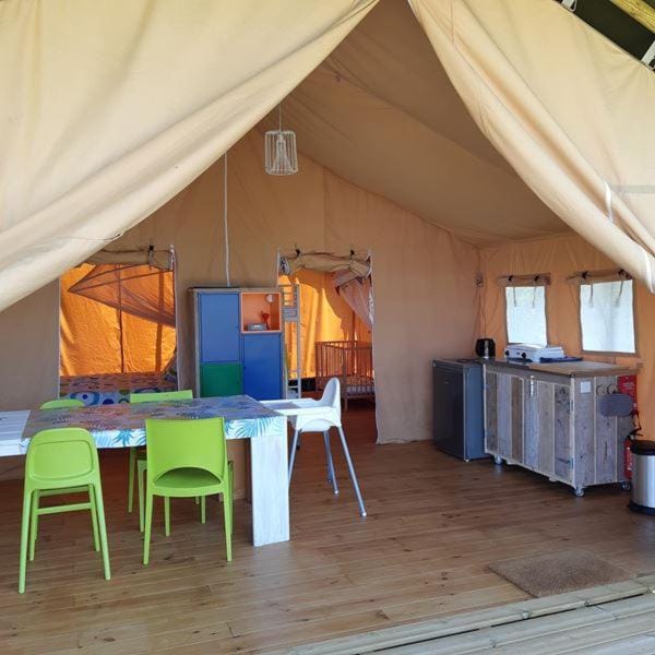 Property building, Kitchen or kitchenette, Dining area, Area and facilities