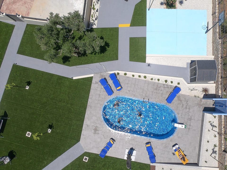 Bird's eye view, Pool view