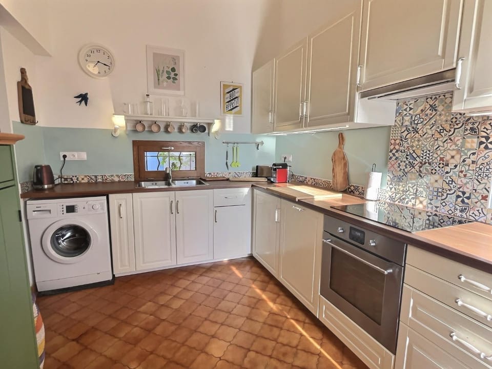 Kitchen or kitchenette, dishwasher, oven, stove, toaster, washing machine
