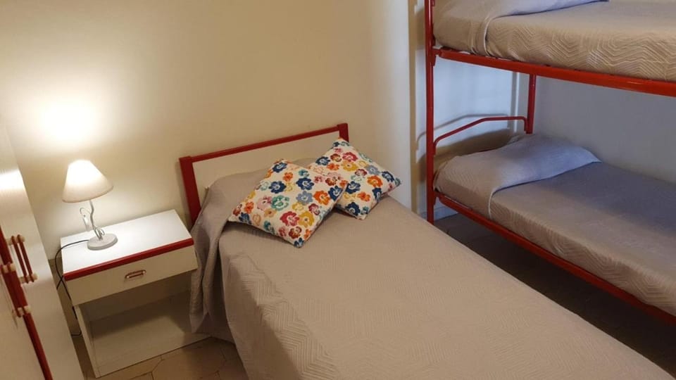 Bedroom, bunk bed