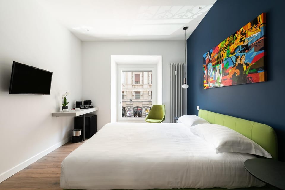 Bed, TV and multimedia, Photo of the whole room, Bedroom