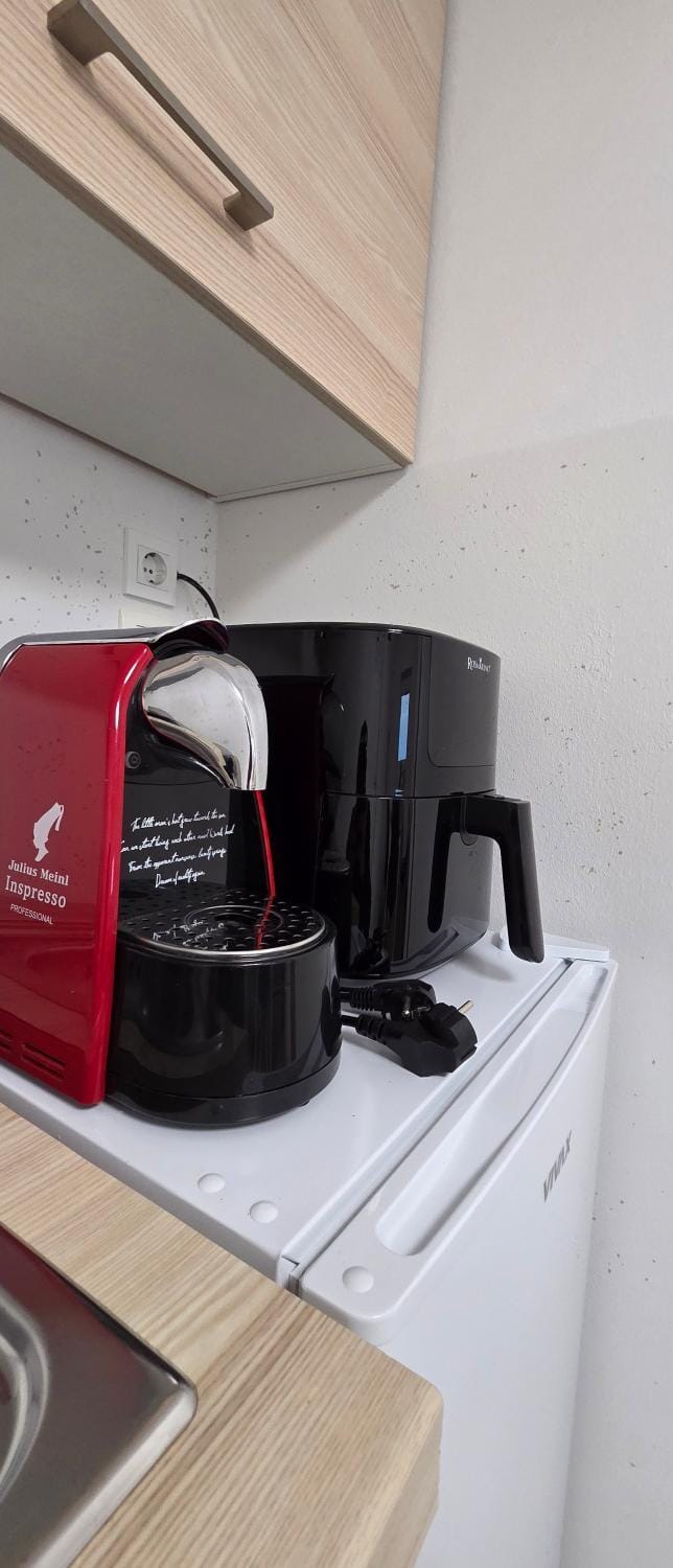 Kitchen or kitchenette, minibar