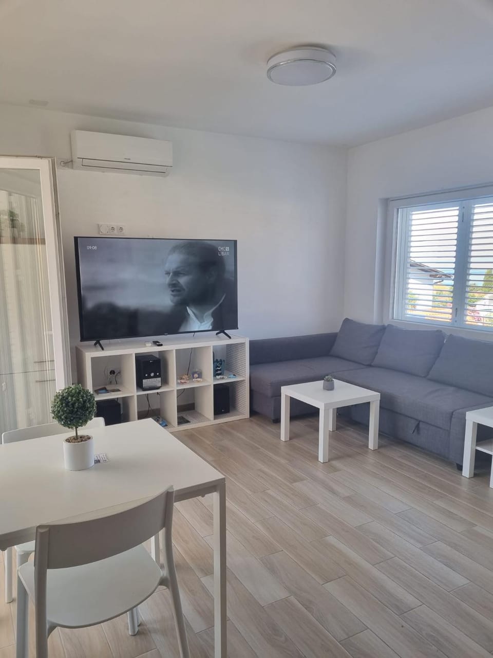 Living room, Seating area, Dining area, air conditioner
