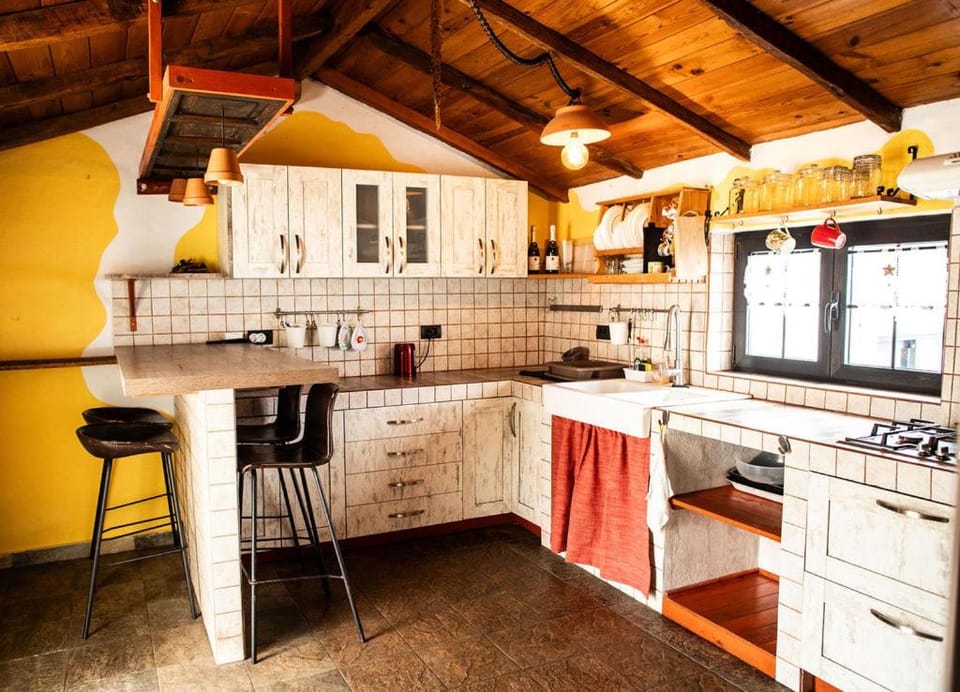 Kitchen or kitchenette, Dining area