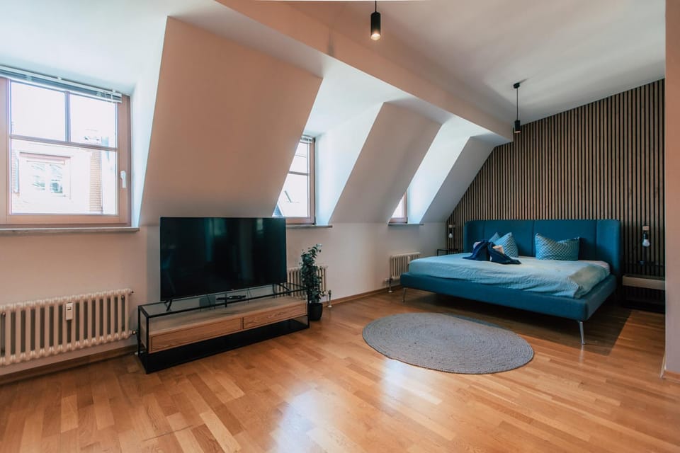 Bed, TV and multimedia, Bedroom