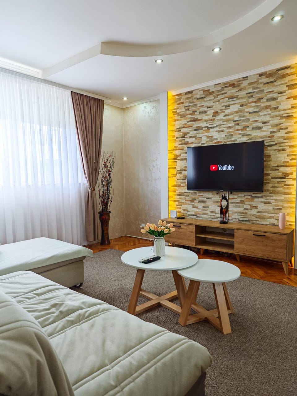 Communal lounge/ TV room, TV and multimedia, Living room, Seating area, Evening entertainment