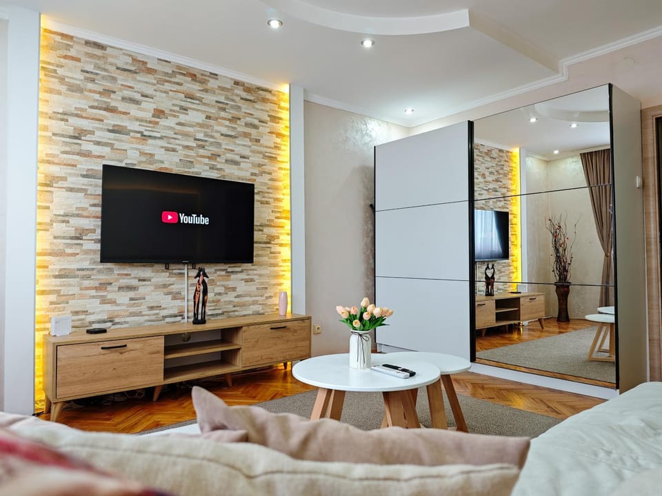 Communal lounge/ TV room, Bed, TV and multimedia, Living room, Photo of the whole room, Seating area, Evening entertainment