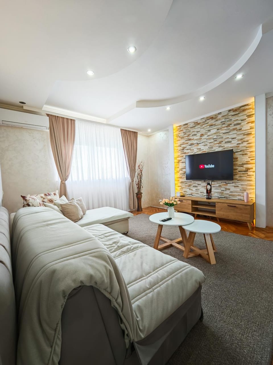 Bed, TV and multimedia, Living room, Photo of the whole room, Seating area, Evening entertainment