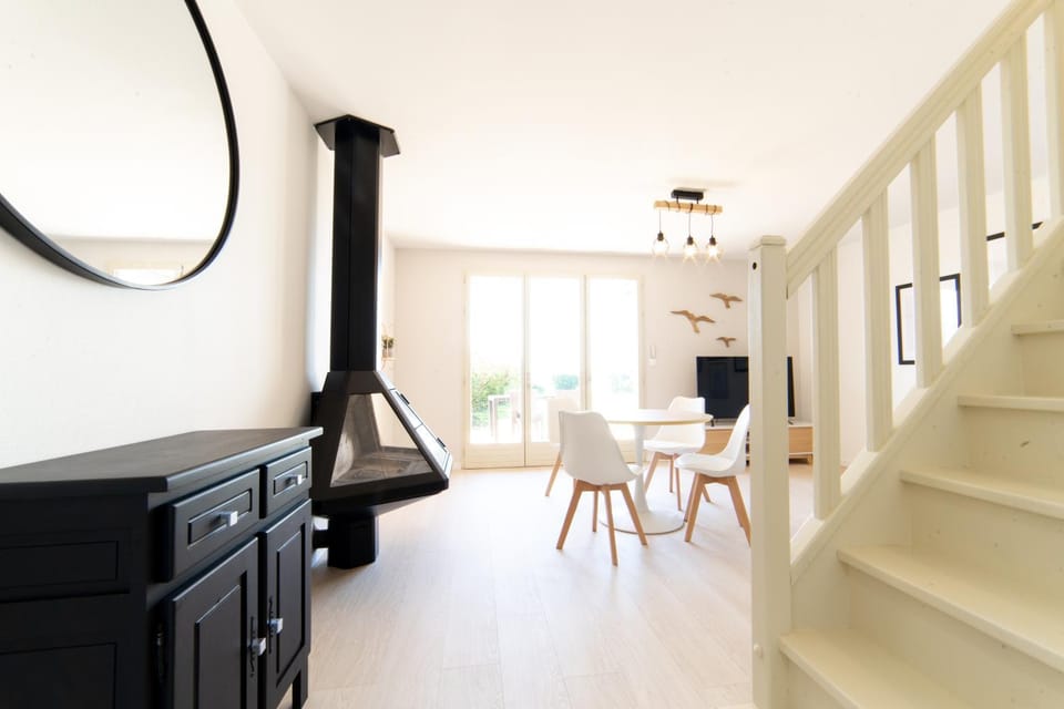 TV and multimedia, Living room, Seating area, Dining area