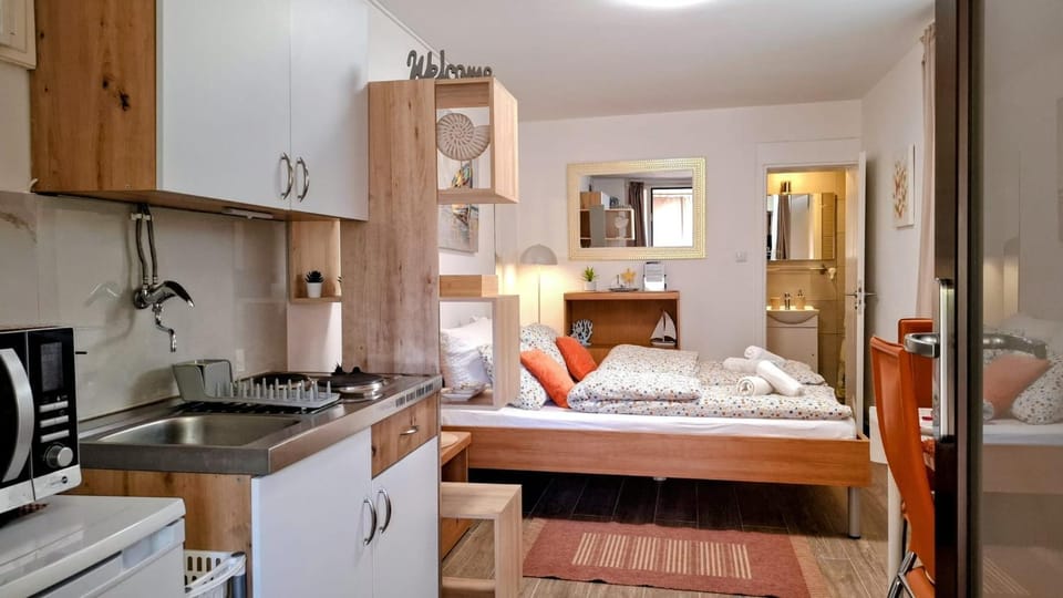 Kitchen or kitchenette, Bedroom