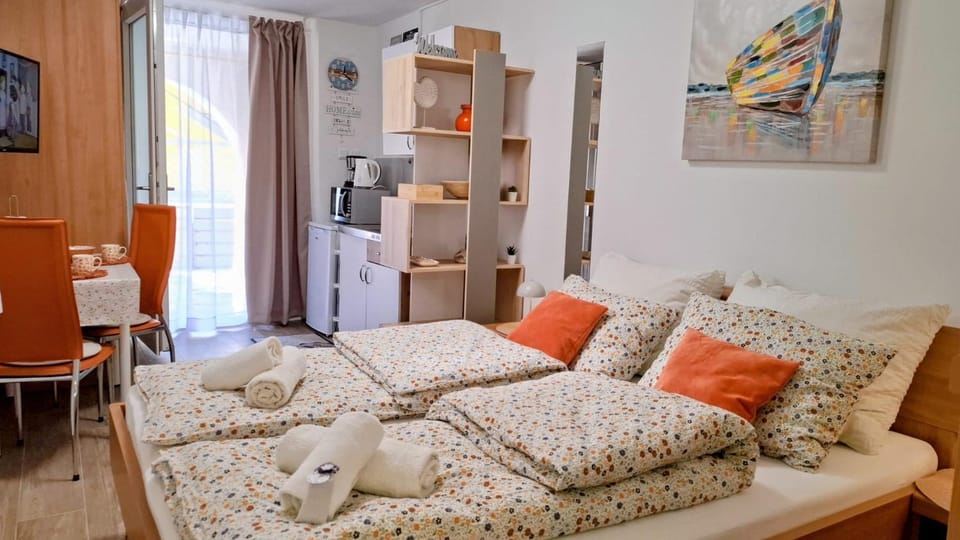 Bed, Kitchen or kitchenette
