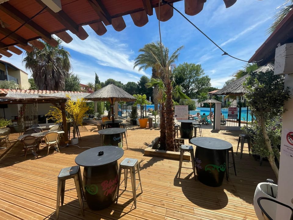 Restaurant/places to eat, Lounge or bar