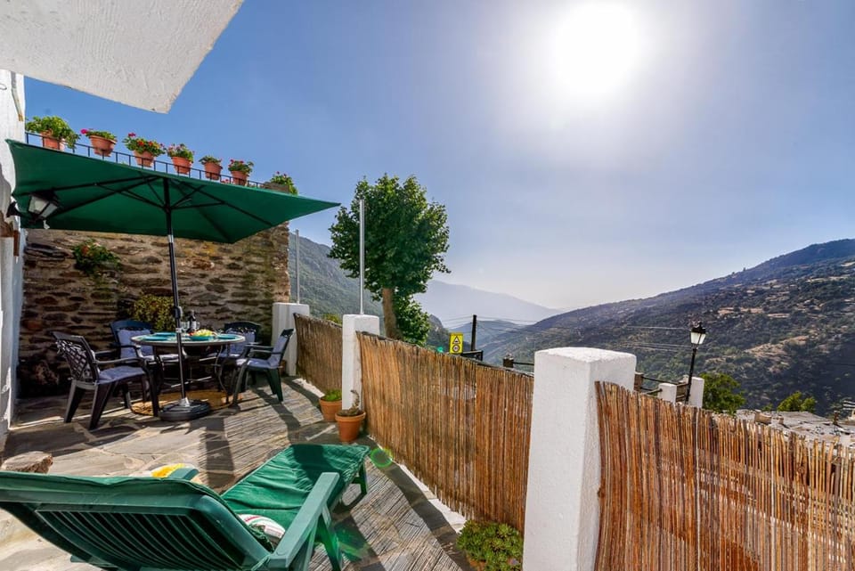 Casa La Soleá. Vistas al pueblo y la Sierra House in Alpujarra Granadina