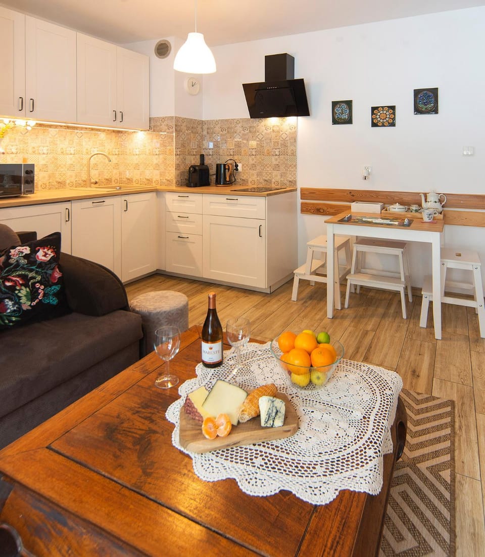 Coffee/tea facilities, Kitchen or kitchenette, Living room, Food and drinks, Seating area, stove