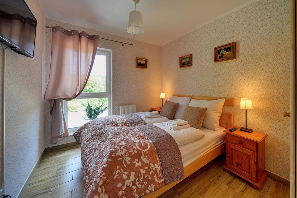 Bed, TV and multimedia, Photo of the whole room, Bedroom
