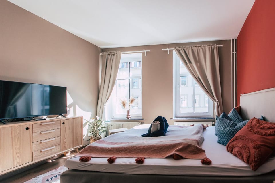 Bed, TV and multimedia, Bedroom