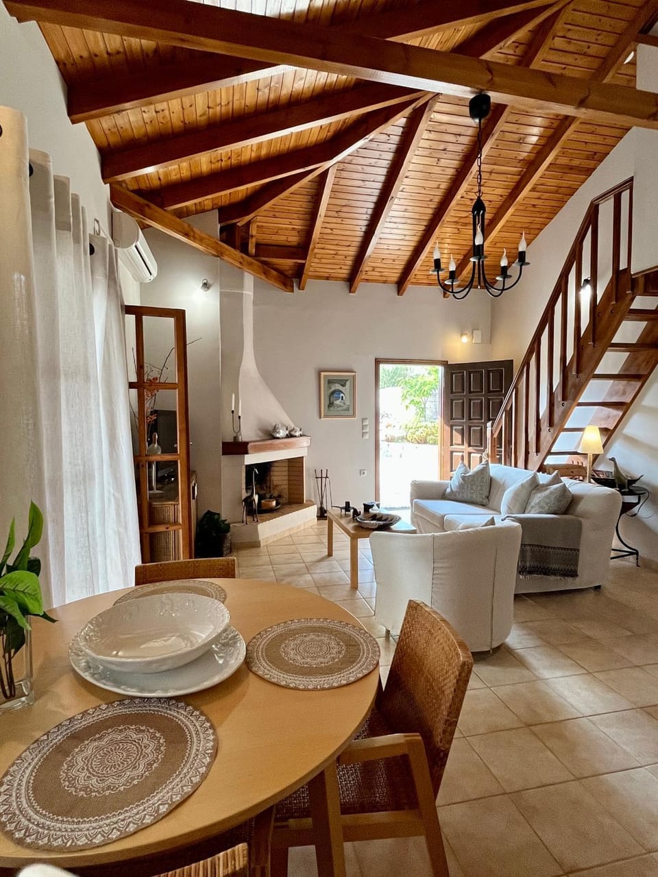 Kitchen or kitchenette, Living room, Seating area, Dining area