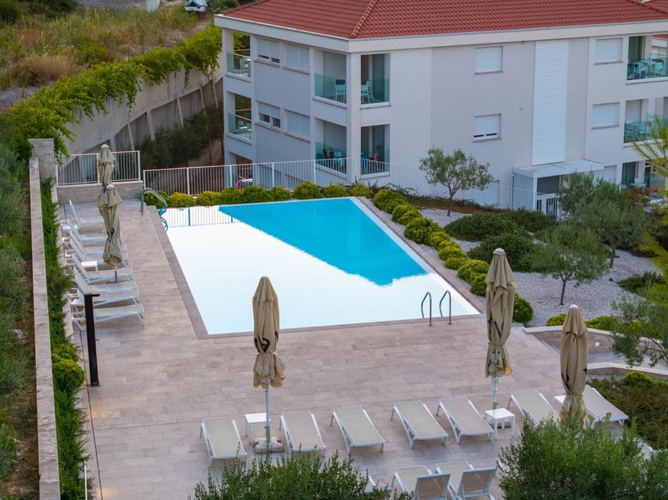 Swimming pool, sunbed