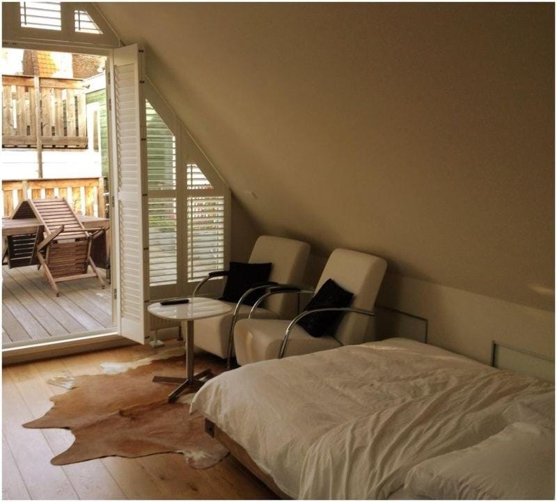 Bed, Seating area