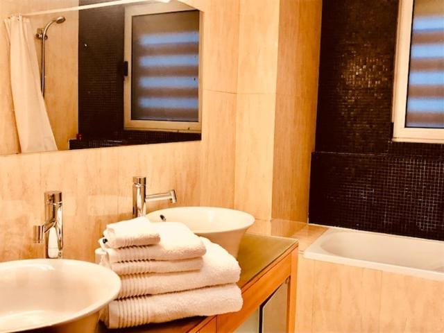 Bathroom, Bath, towels