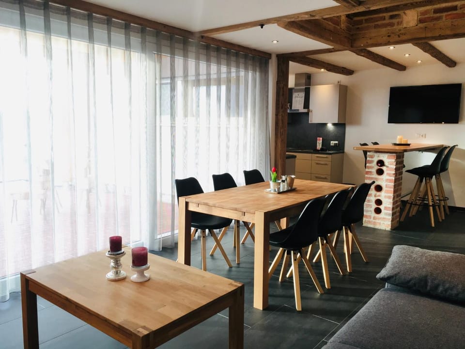 TV and multimedia, Living room, Seating area, Dining area
